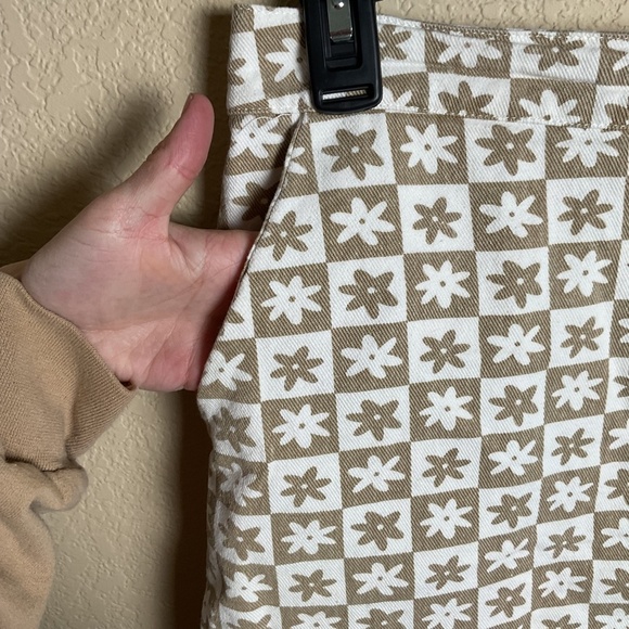 Altard State Womens Small Tan & White Checkered Flower Mini Skirt Zip Back - Picture 5 of 8